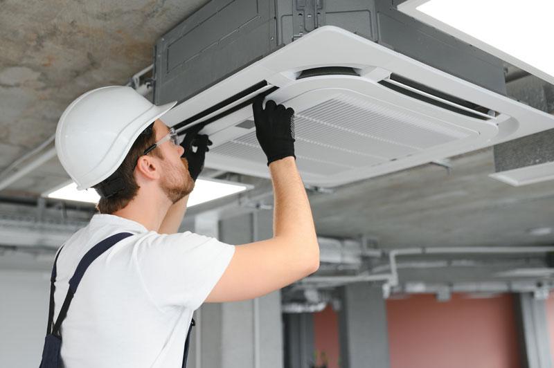 Airco installatie met netjes weggewerkte leidingen en afwerking