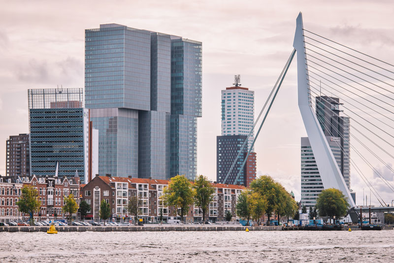 Skyline van Rotterdam met brug waar airco zorgt voor comfortabel binnenklimaat