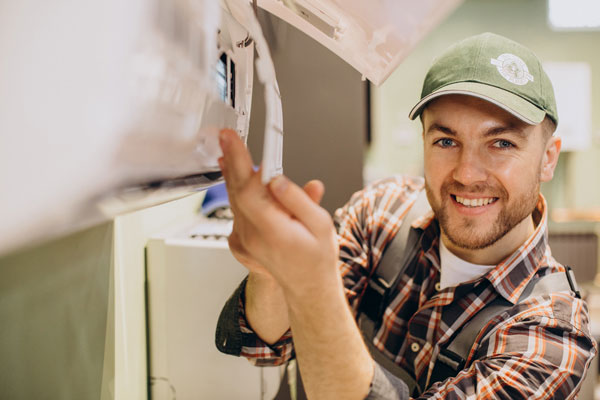 reinigen van airco filters tijdens professioneel onderhoud