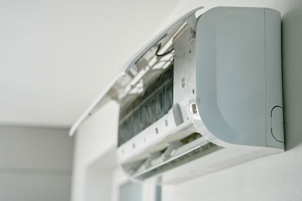 monteur installeert moderne airco in woning in Gouda